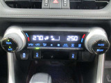 ☆左右独立温度コントロールオートエアコン☆運転席、助手席それぞれで好みの温度設定ができるので、ドライバーも、同乗者も、快適な温度で過ごせます♪