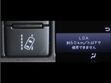 レーンディパーチャーアラートとは車線、又は走路からの逸脱の可能性をブザーにて警告します。