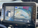 車を真上から見ているように、周囲の状況を把握しながら安心して駐車が行えるアラウンドビューモニター装備!