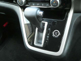 キビキビとした走りと優れた燃費を両立した、日産自慢のCVTは操作のし易いインパネシフトを採用しております♪
