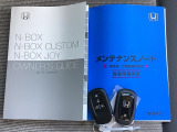 メンテナンスノート【整備記録簿】、取説も揃ってます。スマートキーはバッグなどにしまったままボタン操作でエンジンの始動・停止ができて大変便利です。