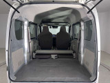 後部座席を倒すと荷物を沢山載せることができますよ。