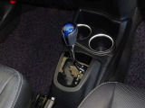 操作が楽なフロアシフトです、レバー式パーキングブレーキで足元インパネ周りもすっきりしています。