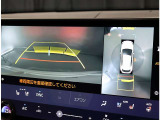 パノラミックビューモニター。車両を上から見たような映像を表示。運転席から目視しにくい車両周囲の状況をリアルタイムで確認できます。
