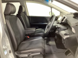 女性でも運転がしやすいように、シートの高さ調整機能(シートリフター)がついています。広い足元にゆったり座れるシートには肘掛も装備しており長距離の運転でも疲れにくいシートです。