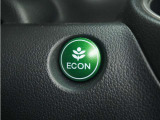 ◆ECONスイッチ(ECONモード)◆エンジンやエアコンといった、クルマ全体の動きを燃費優先で自動制御するECONモード。空調など快適性を優先したいときは、スイッチを押してOFFにできます。
