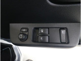 ■運転席ドアの操作しやすい位置にミラー操縦スイッチがついておりますので、ストレスなく自分のフィットする位置にセッティング頂けます。