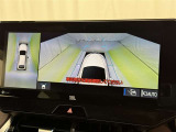 パノラミックビューモニターを装備。駐車場や交差点でクルマを真上から見るように周囲を確認できます。機能の詳細は販売店スタッフまでおたずねください。
