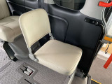 スライドドア後方に補助席ついています。