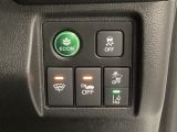 Hondaセンシング用の、VSA(ABS+TCS+横滑り抑制)解除と路外逸脱抑制機能のオンオフスイッチなどはハンドルの右側に装備しています。燃費に役立つECONボタンもここです。