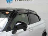 車内の空気の入れ替えだけでなく、雨天時の雨の入り込みや紫外線防止にも役立つドアバイザー装着済みです。