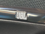 【JBLサウンドシステム】メーカーオプションの高品位サウンドシステムを搭載。専用のチューニングが施された大小様々なスピーカーから良質なサウンドが奏でられ、臨場感あふれる音響空間を演出します。