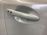スマートキーを所持している状態でロックボタンを押すと、車両すべてのドアの解錠や施錠を行うことが出来ます。