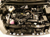 【エンジンルーム】・・・内外装だけでなくこちらもクリーニング済み。 納車までにもう1度しっかり点検いたしますので、安心してお乗りいただけると思います。