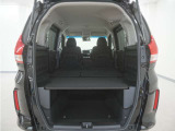 2列目を倒すことで、大変広いラゲッジスペースとなります 大きな荷物を積んだり、マットを敷いて車中泊をしたり様々な用途にご利用いただけます。
