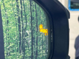 【ブラインドスポットモニター】走行中、ドアミラーの死角になりやすい箇所に後続車が接近するとサイドミラーのレンズに警告を表示!ドライバーに注意喚起をしてくれます。