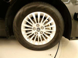 スポーティな印象を与える純正ホイールです。どこまでも走っていきたくなるようなデザインですね♪