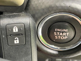 【キーレススタートシステム】カバンやポケットに入れたままでもドアの施錠・解錠が可能なスマートキーを装備。エンジンのオン・オフ時もカギを取り出す必要が無いからとっても便利です♪