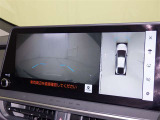 パノラミックビューモニターを装備。駐車場や交差点でクルマを真上から見るように周囲を確認できます。機能の詳細は販売店スタッフまでおたずねください。