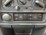 電源を供給できる【アクセサリーソケット】をインパネに装備!★各機能の切り替えボタンは運転席前方の手の届きやすい場所に配置してあります。