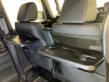 運転席・助手席の背もたれには、2列目シート用にカップホルダー付きの「格納式のシートバックテーブル」を装備しています。休憩時のちょっとした時間などカップを置いたり、小物置きに使えて便利です。