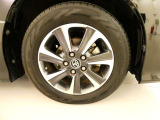 【純正アルミホイール】・・・純正アルミホイールでタイヤの山もしっかり残っております!ユーカー選びのポイントのひとつです。