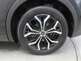車両のデザインにマッチした純正アルミホイールを装着しています。