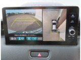 【マルチビューカメラシステム】フロントビューだけでなく、グラウンドビューも表示!自車を上空から見下ろしたような映像が表示されるので、駐車時などにドライバーの死角を減らすことができます。