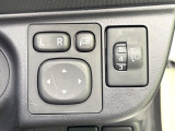 【電動格納ミラー】サイドミラーは電動格納式となっており、狭い駐車場でもキズがつくリスクを抑えられます。