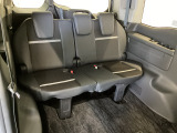 【3列目シート】3列目シートもゆったりとお座りいただける広さがあります!床下格納式ですので、お使いにならない時は荷室として活躍します!