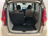 後部座席は分割でシートを倒すことができます。大きな荷物、ゴルフバックも積めます。上質で広々とした室内だから、みんなが心地よく車内で快適に過ごせます♪