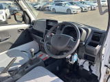 当店は常時100台の在庫を展示しており、県内随一規模のハイブリッドカー専門店です。