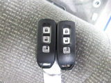 スマートキー付。キーを取り出さなくてもドアロックの施錠・開錠、エンジンの始動が出来ます。雨の日や荷物の多い日にとても便利ですね。