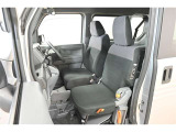 運転席シート廻りは使用感も少なく、良好な状態となっています。前オーナー様が丁寧に使っていたことがよくわかりますね。