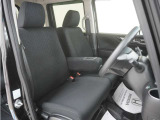 運転席のスペースはゆったりしていて、視界も広く確保されているので普段の運転からロングドライブまで快適です。