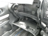 助手席前には上下にフタ付の小物入れをご用意しております。下段は車検証入れを収納出来る大容量ほのグローブBOXとなっております