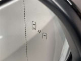 ブラインドスポットモニター(BSM)を装備しています。隣を走る車両が死角に入るとミラー内LEDインジケーターが点灯。さらに、ウィンカーを出すとインジケーターが光って点滅して注意を促してくれます。