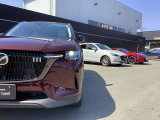 縦置きエンジン車をデザインにも落とし込み、ヘッドライトも縦置きとなっています。ワイドボディをスマートに見せるためもあります。