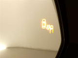 隣車線を走る車両をレーダーで検知し、ドアミラーでは確認しにくい後側方エリアに存在する車両に加え、急接近してくる車両も検知します。車両を検知するとドアミラーに搭載されたLEDインジケーターが点灯します。