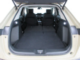 リヤシートを畳むと荷室がさらに広くなります。