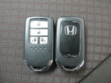 スマートキー付。キーを取り出さなくてもドアロックの施錠・開錠、エンジンの始動が出来ます。雨の日や荷物の多い日にとても便利ですね。