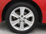 純正アルミホイールは精度が高く、走行の安定性が優れています。タイヤサイズ175/60R16