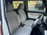 【フロントシート】高めのヒップポイントで見晴らしが良く、運転もしやすいですよ◎運転席アームレストがついているので長距離運転時の疲労軽減になりますよ◎