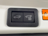 【パワーバックドア】スマートキーや運転席のボタンを押すだけでリアゲートが自動で開閉します!荷物を持っている時や、高い位置にあるバックドアを閉める際に便利な機能です♪