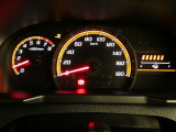 とっても見やすいメーターです。夜間時はラグジュアリーな気分にさせてくれる照明が魅力ですので、夜のドライブも楽しみになりますよ♪