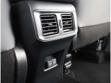 後席用にもエアコンの吹き出し口があり快適です。どの席に座っても快適なドライブが楽しめます♪