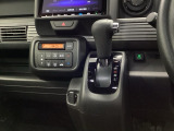 自然に手が届き、操作性の良いインパネシフトに、パーキングブレーキは、フットブレーキタイプなので、運転席と助手席の間はすっきりしています。