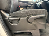 運転席はお好みの高さに調整可能です。自分好みのポジションで運転って楽ですよね。上下にも設定が可能です。