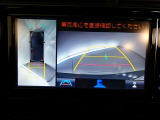 パノラミックビューモニターを装備。クルマを真上から見るように周囲を確認できます。