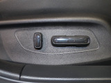 パワーシート装備車です。電動でシートが動きます、高級感がありとても便利な機能です!